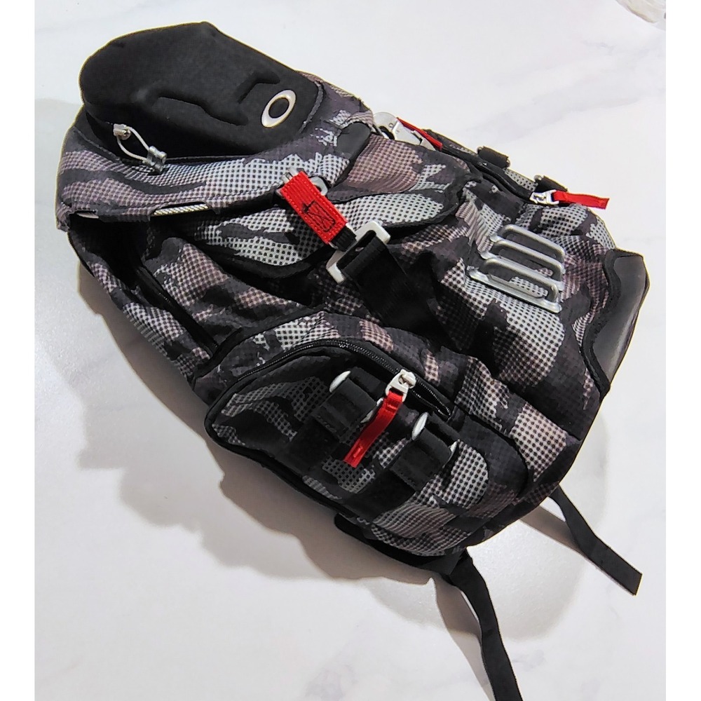 Oakley Kitchen Sink Tactical Field Gear Backpack Bag Digicam Camo Y2K - Picture 3 of 16